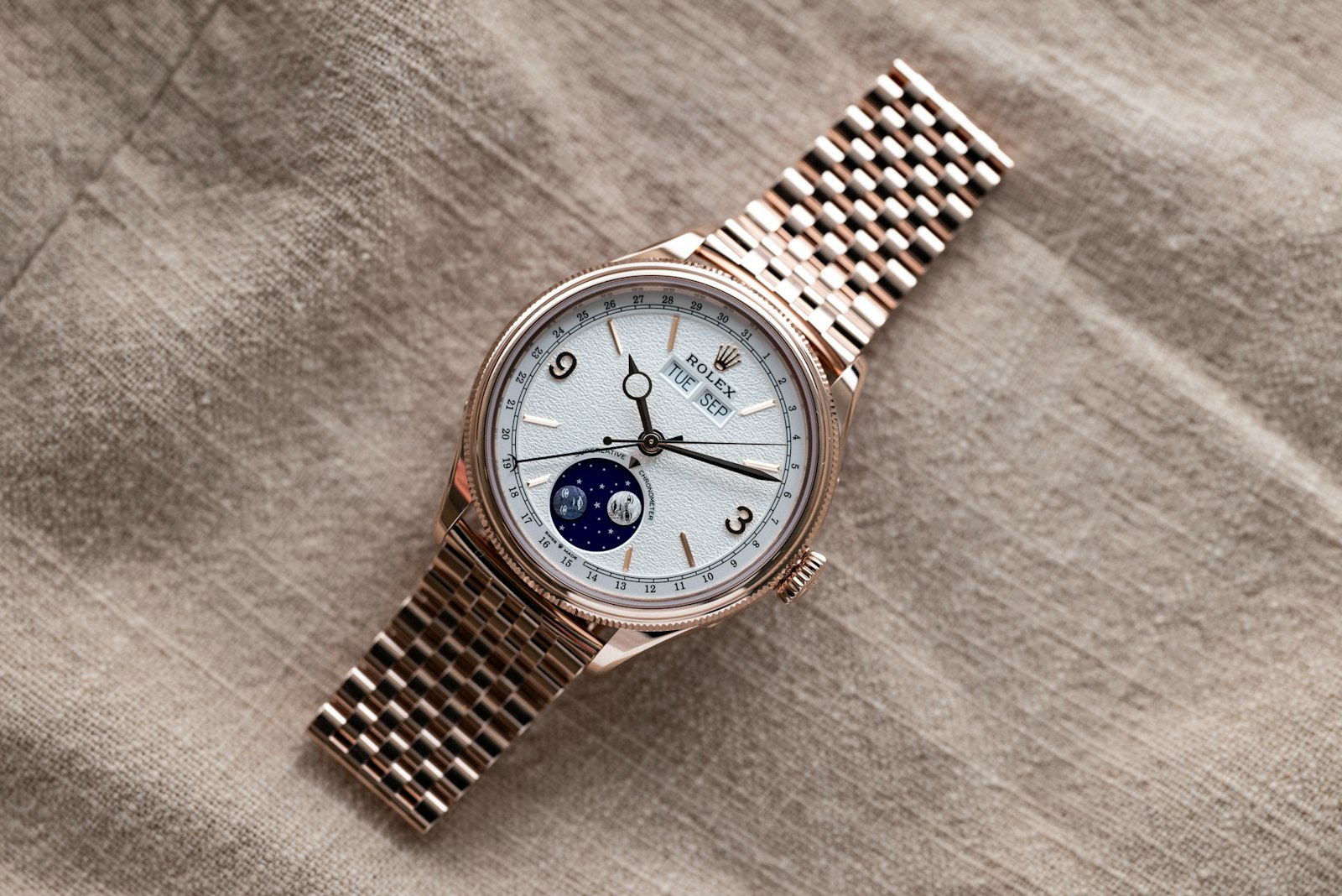 Fluted bezel and tapered crown