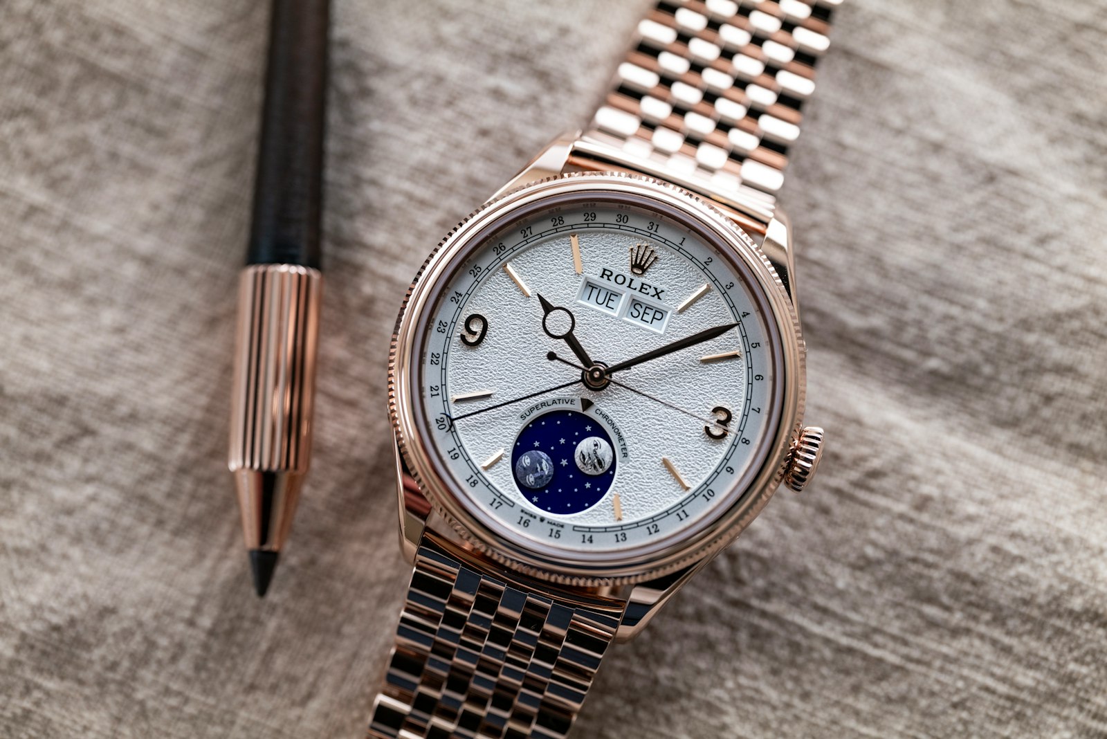 Dial texture and raised date track