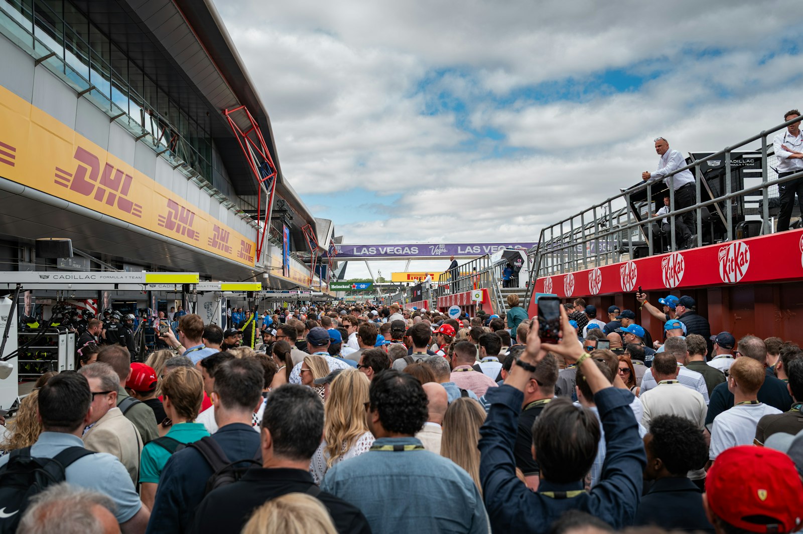 Гараж Red Bull