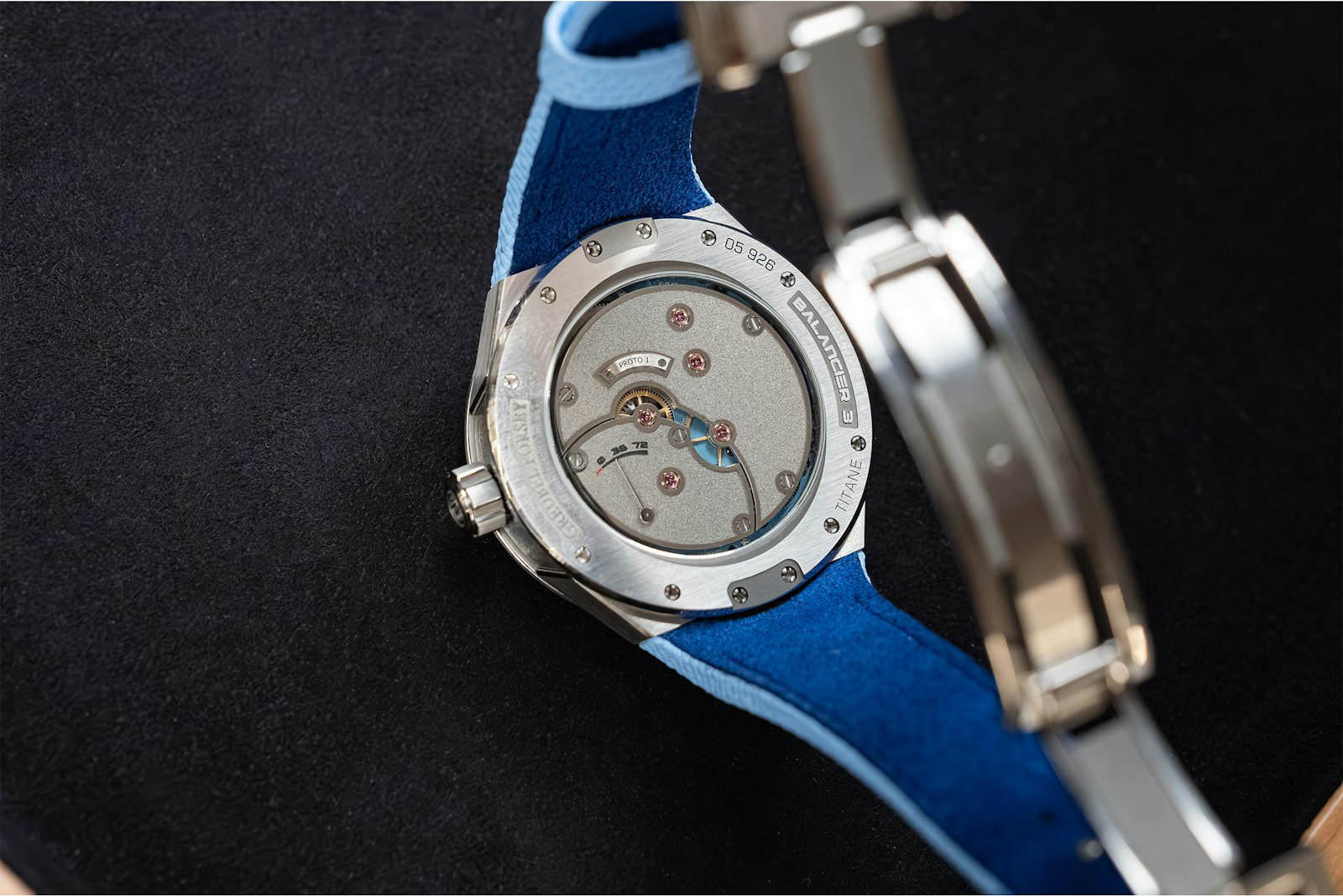 Balancier 3 Blue на запястье