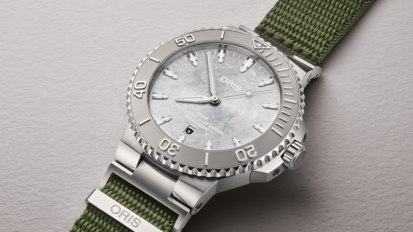Oris Social Club Edition II: Aquis Relief с зелёным НАТО-ремнем